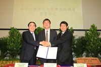 From left: Prof. Chen Jun, President, Nanjing University; Prof. Joseph J.Y. Sung, Vice-Chancellor, CUHK; and Prof. Chiang Wei-ling, President, Central University sign the Green University Consortium Agreement